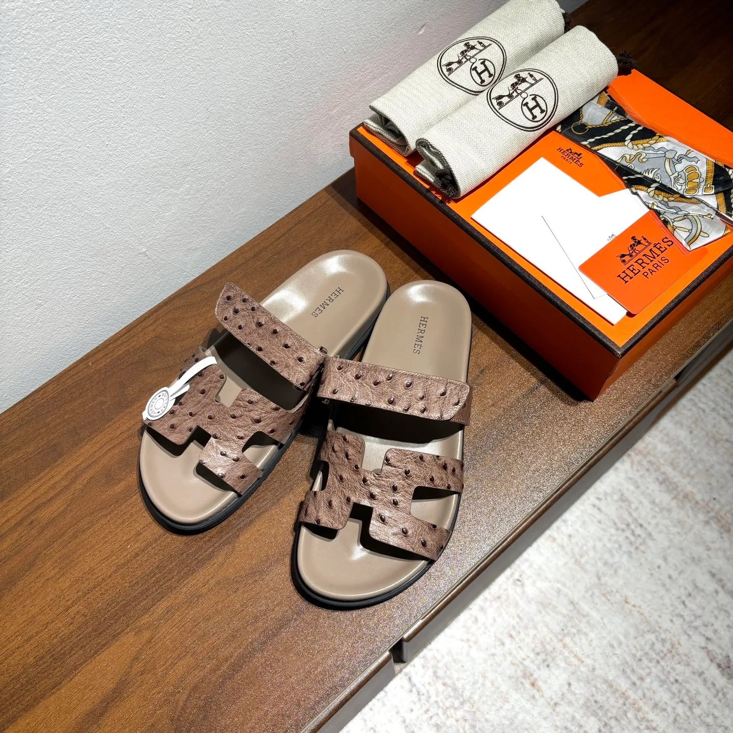 👟👟Ex-factory price 520👟👟 Men's size +10 Brand💗: HERMES Number💗: H8018-210199 Color💗: Ostrich pattern new color system Size 💗: 35 to 40 38-45 Upper material: imported calfskin Outsole material: Tpu anti-slip and wear-resistant outsole 🆕🆕🆕HERMES 2025 latest color matching, original purchased and dismantled, imported custom fabrics. All colors have been adjusted N times, striving to be zero different from the original! The top version for women 💰 Erjie's shoes that have become extremely popular recently - chypre sandals, which are comfortable for all ages and are cute and cute. Paired with various colored socks, it’s so trendy